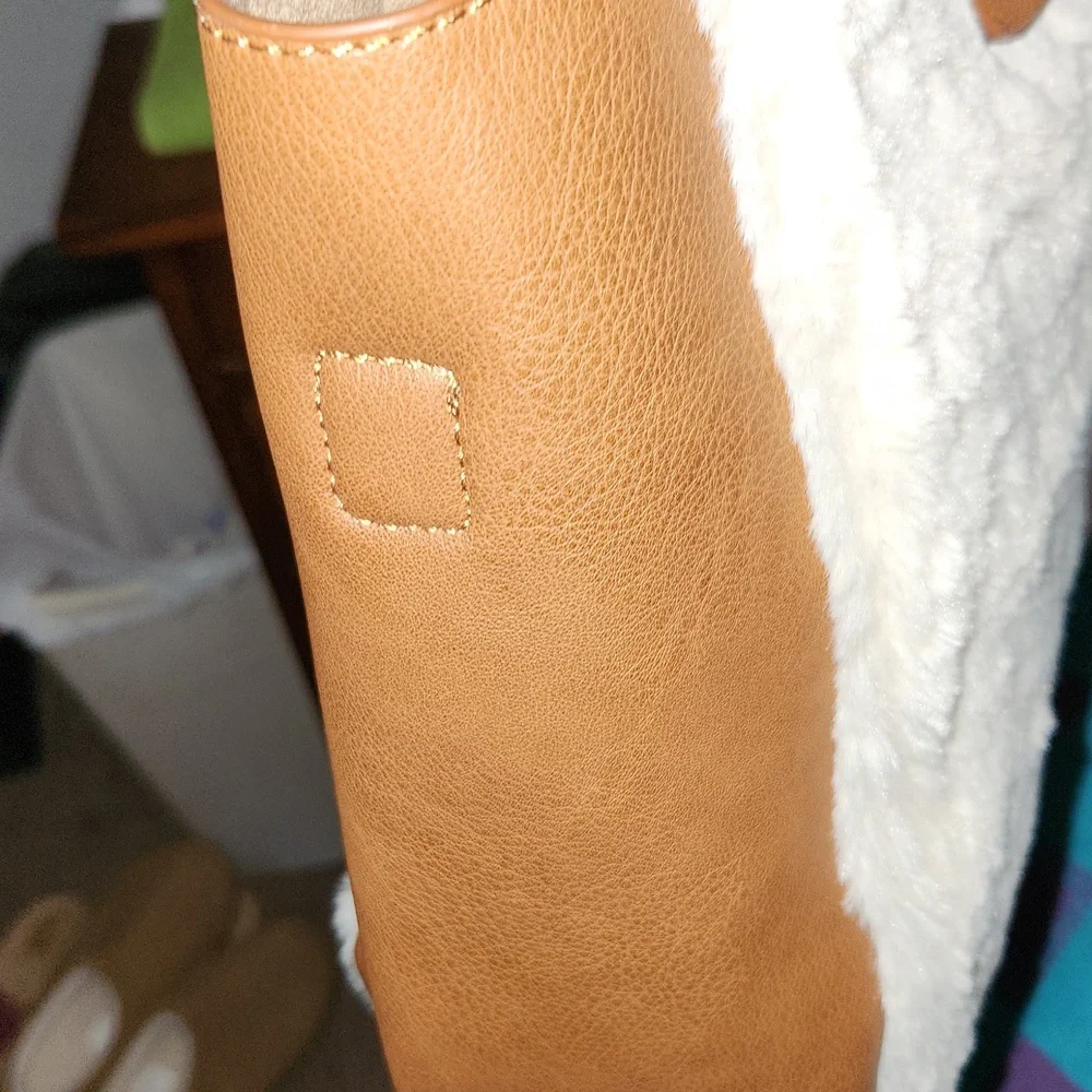 Chic Tan and Cream Tote Bag with Pouch